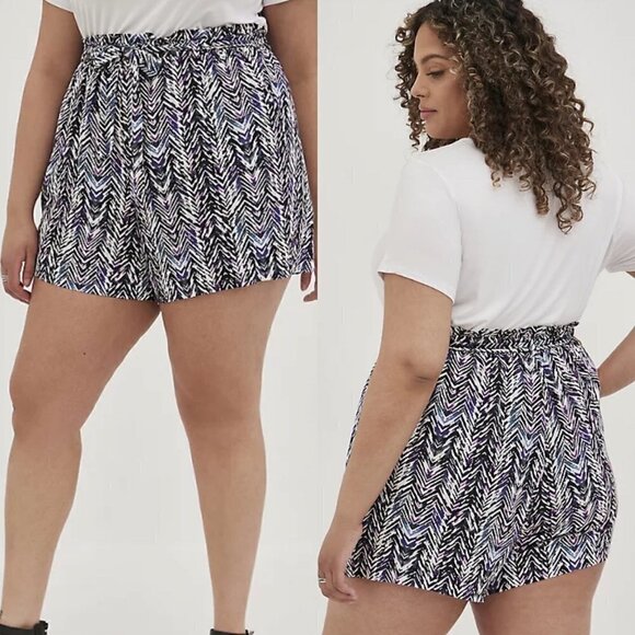 Torrid Womens NWT High Rise Challis Chevron Black & White Paperbag Shorts 2X - Picture 1 of 9